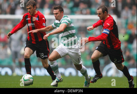 Glasgow, Schottland. 21. September 2013. Derk Boerrigter outruns Murray Davidson und David Mackay während der Scottish Premier League-Spiel zwischen Celtic Glasgow und St. Johnstone von Parkhead. Bildnachweis: Aktion Plus Sport/Alamy Live-Nachrichten Stockfoto