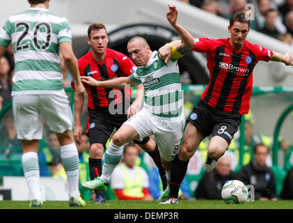 Glasgow, Schottland. 21. September 2013. Scott Brown und Gary McDonald ersatzgeschwächt in die Scottish Premier League-Spiel zwischen Celtic Glasgow und St. Johnstone von Parkhead im Mittelfeld. Bildnachweis: Aktion Plus Sport/Alamy Live-Nachrichten Stockfoto