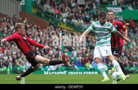 Glasgow, Schottland. 21. September 2013. Charlie Mulgrew Partituren vom Rand des Feldes während der Scottish Premier League-Spiel zwischen Celtic Glasgow und St. Johnstone von Parkhead. Bildnachweis: Aktion Plus Sport/Alamy Live-Nachrichten Stockfoto