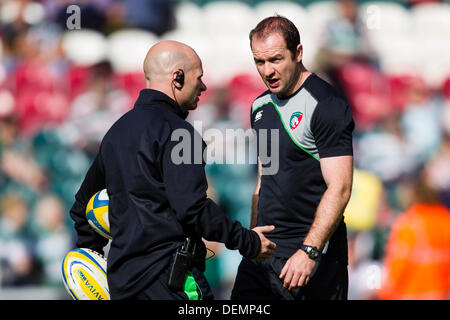 Leicester, UK. 21. September 2013. Leicester coacht Geordan Murphy und Paul Burke Chat vor dem Spiel. Aktion während der Aviva Premiership Runde 3-Match zwischen Leicester Tigers und Newcastle Falcons spielte an der Welford Road, Leicester Credit: Graham Wilson/Alamy Live News Stockfoto