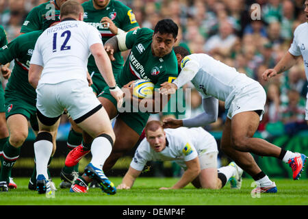 Leicester, UK. 21. September 2013. Manu Tuilagi in Angriff genommen wird. Aktion während der Aviva Premiership Runde 3-Match zwischen Leicester Tigers und Newcastle Falcons spielte an der Welford Road, Leicester Credit: Graham Wilson/Alamy Live News Stockfoto