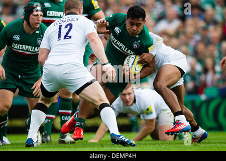 Leicester, UK. 21. September 2013. Manu Tuilagi in Angriff genommen wird. Aktion während der Aviva Premiership Runde 3-Match zwischen Leicester Tigers und Newcastle Falcons spielte an der Welford Road, Leicester Credit: Graham Wilson/Alamy Live News Stockfoto