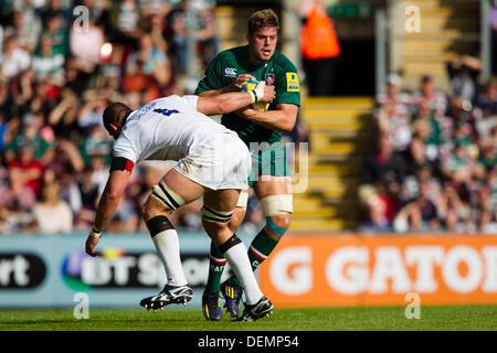 Leicester, UK. 21. September 2013. Leicester' Ed Slater in Angriff genommen wird. Aktion während der Aviva Premiership Runde 3-Match zwischen Leicester Tigers und Newcastle Falcons spielte an der Welford Road, Leicester Credit: Graham Wilson/Alamy Live News Stockfoto