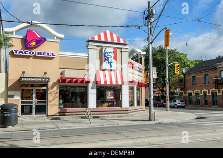 KFC Kentucky Fried Chicken und Taco Bell Fast Food-Kette an der Ecke von Queen Streeet West, Toronto Stockfoto