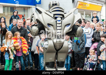 Witham, Essex, England. 21. September 2013. Titan der Roboter trifft die Öffentlichkeit bei der Witham International Puppet Festival.  Fotograf: Gordon Scammell/Alamy Live-Nachrichten Stockfoto