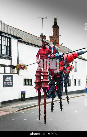 Witham, Essex, England. 21. September 2013. Die XL-Insekten geben Sie die High Street, um ihre Leistung bei der Witham internationale Puppenspielerfestival zu beginnen.  Fotograf: Gordon Scammell/Alamy Live-Nachrichten Stockfoto