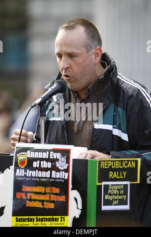 Dublin, Irland. 21. September 2013. Des Dalton, Präsident des Republican Sinn Féin, befasst sich mit die Rallye. Republican Sinn Féin Kundgebung seiner jährlichen Eve All-Irland am Vortag das Gaelic Football All-Ireland-Finale außerhalb General Post Office (GPO), der Ort von den Osteraufstand von 1916. Alle Lautsprecher geschworen, den Kampf für ein Vereinigtes Irland fortzusetzen. Bildnachweis: Michael Debets/Alamy Live-Nachrichten Stockfoto