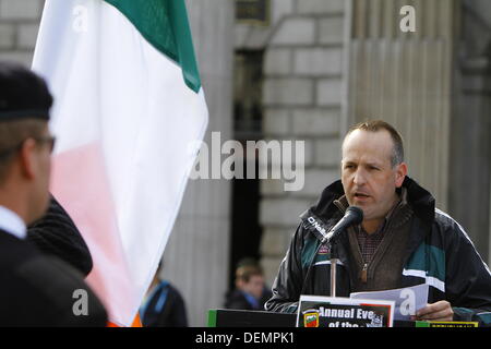 Dublin, Irland. 21. September 2013. Des Dalton, Präsident des Republican Sinn Féin, befasst sich mit die Rallye. Republican Sinn Féin Kundgebung seiner jährlichen Eve All-Irland am Vortag das Gaelic Football All-Ireland-Finale außerhalb General Post Office (GPO), der Ort von den Osteraufstand von 1916. Alle Lautsprecher geschworen, den Kampf für ein Vereinigtes Irland fortzusetzen. Bildnachweis: Michael Debets/Alamy Live-Nachrichten Stockfoto