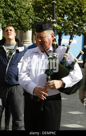 Dublin, Irland. 21. September 2013. Ein Dudelsackspieler spielt die irische Nationalhymne. Republican Sinn Féin Kundgebung seiner jährlichen Eve All-Irland am Vortag das Gaelic Football All-Ireland-Finale außerhalb General Post Office (GPO), der Ort von den Osteraufstand von 1916. Alle Lautsprecher geschworen, den Kampf für ein Vereinigtes Irland fortzusetzen. Bildnachweis: Michael Debets/Alamy Live-Nachrichten Stockfoto