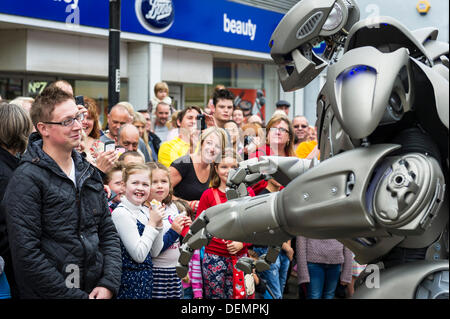 Witham, Essex, England. 21. September 2013. Ein Mitglied der Öffentlichkeit trifft Titan der Roboter auf dem Witham International Puppet Festival.  Fotograf: Gordon Scammell/Alamy Live-Nachrichten Stockfoto