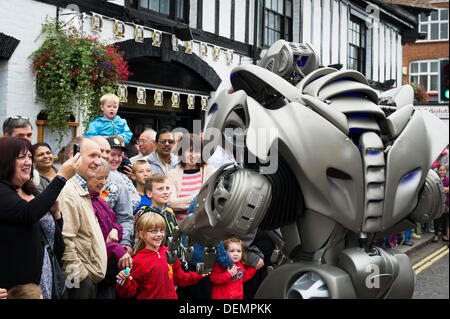 Witham, Essex, UK. 21. September 2013. Titan der Roboter interagieren mit dem Publikum auf der Witham internationale Festival der Marionetten. Fotograf: Gordon Scammell/Alamy leben Nachrichten Stockfoto