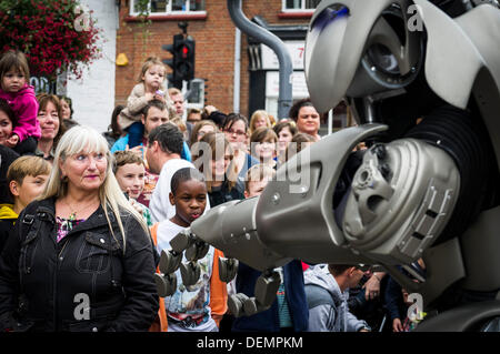 Witham, Essex, England. 21. September 2013. Titan der Roboter interagiert mit einem Mitglied der Öffentlichkeit auf dem Witham International Puppet Festival.  Fotograf: Gordon Scammell/Alamy Live-Nachrichten Stockfoto