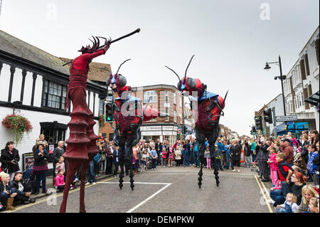 Witham, Essex, England. 21. September 2013. Die XL-Insekten unterhalten das Publikum bei der Witham internationale Puppenspielerfestival.  Fotograf: Gordon Scammell/Alamy Live-Nachrichten Stockfoto