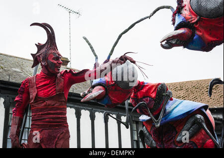 Witham, Essex, England. 21. September 2013. Die XL-Insekten unterhalten das Publikum bei der Witham internationale Puppenspielerfestival.  Fotograf: Gordon Scammell/Alamy Live-Nachrichten Stockfoto