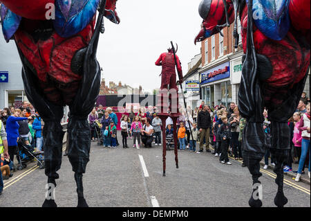 Witham, Essex, England. 21. September 2013. Die XL-Insekten unterhalten das Publikum bei der Witham internationale Puppenspielerfestival.  Fotograf: Gordon Scammell/Alamy Live-Nachrichten Stockfoto