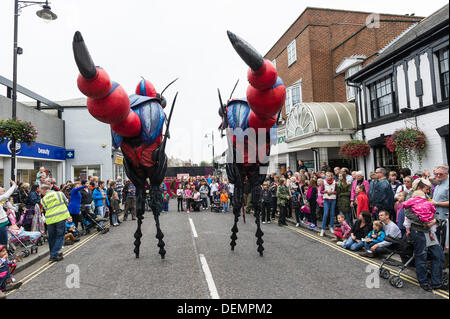 Witham, Essex, England. 21. September 2013. Die XL-Insekten unterhalten das Publikum bei der Witham internationale Puppenspielerfestival.  Fotograf: Gordon Scammell/Alamy Live-Nachrichten Stockfoto