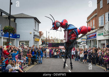 Witham, Essex, England. 21. September 2013. XL Insekten unterhalten das Publikum auf dem Witham International Puppet Festival.  Fotograf: Gordon Scammell/Alamy Live-Nachrichten Stockfoto