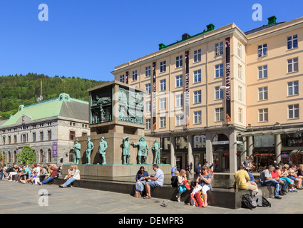 Menschen genießen die Sonne rund um die Sailors Monument im Sommer auf Torgallmenningen, Bergen, Hordaland, Norwegen, Skandinavien Stockfoto