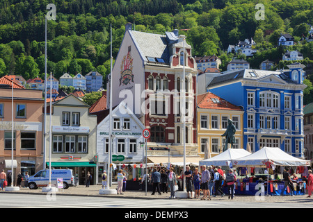 Souvenir-Markt Stände besetzt mit Menschen in Vaagsallmenningen Square, Bergen, Hordaland, Norwegen, Skandinavien Stockfoto