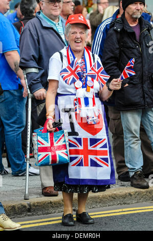 Belfast, Nordirland, 21. September 2013 - eine ältere Dame gekleidet in Anschluß-Markierungsfahne Kleidung Credit: Stephen Barnes/Alamy Live News Stockfoto