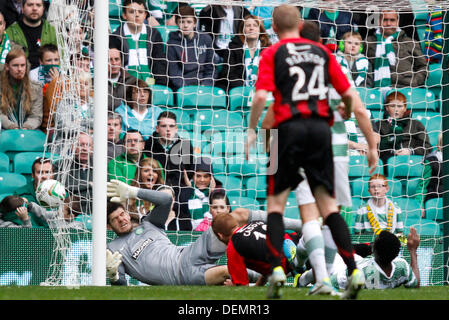 Glasgow, Schottland. 21. September 2013. Fraser Forster wird von Liam Caddis für das Ziel während der Scottish Premier League-Spiel zwischen Celtic Glasgow und St. Johnstone von Parkhead geschlagen. Bildnachweis: Aktion Plus Sport/Alamy Live-Nachrichten Stockfoto