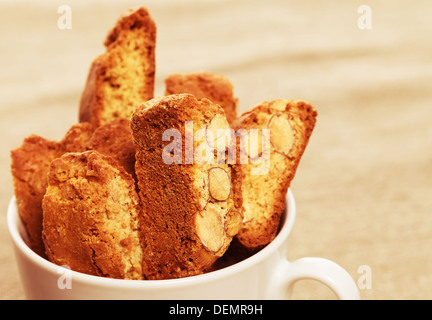 Nahaufnahme von Kaffee Cantuccini Kekse in einer Tasse Stockfoto