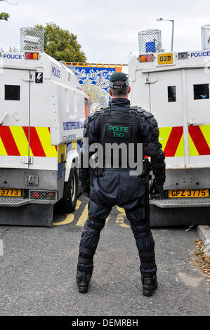 Belfast, Nordirland, 21. September 2013 - ein Polizist aus der Tactical Support Group blickt auf eine als Oranier-Orden Mitglieder und Unterstützer protestieren Credit: Stephen Barnes/Alamy Live News Stockfoto