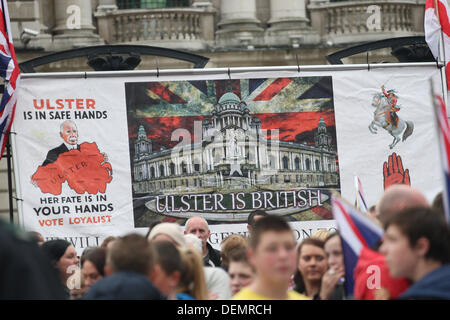 Belfast, Nordirland, Vereinigtes Königreich. 21. September 2013.   Loyalist Demonstranten parade auf die Woodvale Straße in Nordbelfast Protest gegen die Entscheidung der Kommission die Paraden auf der Route der Paraden, die nach dem 12. Juli Unruhen in der Stadt - Credit: Kevin Scott/Alamy Live News Stockfoto