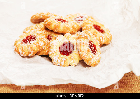 Haufen von einigen Weihnachtsplätzchen mit Marmelade auf einem Pergamentpapier Stockfoto