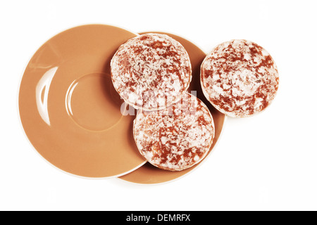 rund um traditionelle deutsche Lebkuchen Lebkuchen Weihnachtsgebäck von oben mit kleinen braunen Platten auf weißem Hintergrund Stockfoto