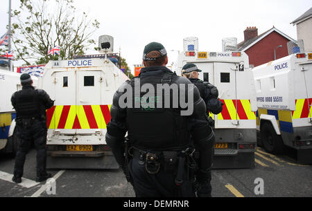 Belfast, Nordirland, Vereinigtes Königreich. 21. September 2013.   Loyalist Demonstranten parade auf die Woodvale Straße in Nordbelfast Protest gegen die Entscheidung der Kommission die Paraden auf der Route der Paraden, die nach dem 12. Juli Unruhen in der Stadt - Credit: Kevin Scott/Alamy Live News Stockfoto