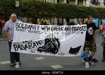 Dublin, Irland. 21. September 2013. Demonstranten halten einen Banner, das liest "Solidarität mit den griechischen Antifaschisten-gegen Neonazismus & der Polizeistaat! Keine Paseran ". Irische antifaschistische Aktivisten statt eine Demonstration zur Unterstützung der griechischen Antifaschisten außerhalb der General Post Office (GPO). Der Protest folgt Tage nach dem angeblichen Mord an griechischen Rapper Pavlos Fyssas durch ein Mitglied der rechtsextremen Partei griechischen Golden Dawn. Bildnachweis: Michael Debets/Alamy Live-Nachrichten Stockfoto