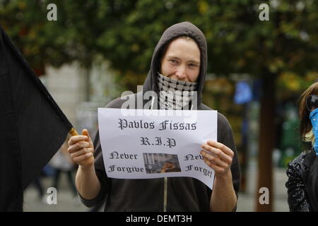 Dublin, Irland. 21. September 2013. Ein maskierter Demonstrant hält ein Schild, das liest "Pablos Fissas RIP - nie verzeihen - nie vergessen" mit einem Bild von Pavlos Fyssas und eine schwarze Flagge. Irische antifaschistische Aktivisten statt eine Demonstration zur Unterstützung der griechischen Antifaschisten außerhalb der General Post Office (GPO). Der Protest folgt Tage nach dem angeblichen Mord an griechischen Rapper Pavlos Fyssas durch ein Mitglied der rechtsextremen Partei griechischen Golden Dawn. Bildnachweis: Michael Debets/Alamy Live-Nachrichten Stockfoto