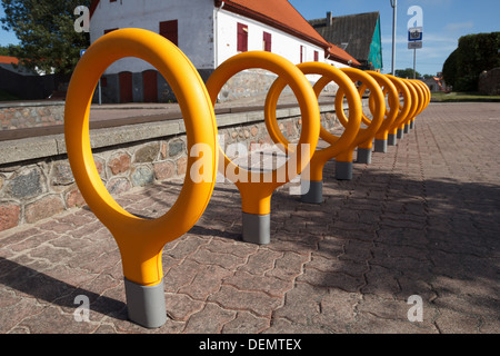 leere Parkplätze Fahrradständer in der Stadt Stockfoto