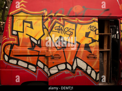 Graffiti auf Lieferwagen in Paris, Frankreich Stockfoto