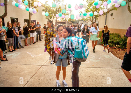 Multiethnische Mittelschule Mädchen begrüßen einander auf den ersten Schultag in Aliso Viejo, CA. beachten Sie indische amerikanische Mädchen. Stockfoto