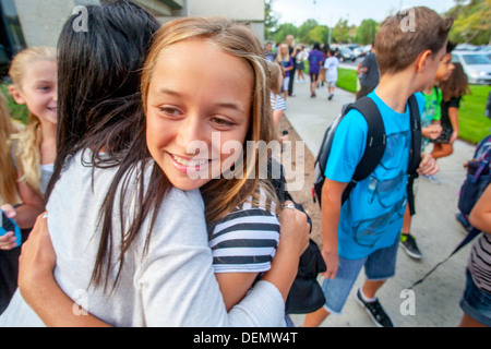 Multiethnische Mittelschüler / innen begrüßen einander auf den ersten Schultag in Aliso Viejo, CA. Stockfoto