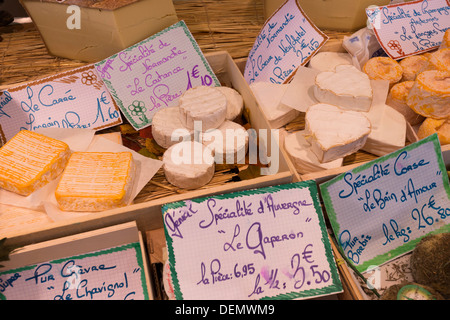 Regionale Käsespezialitäten auf Verkauf am Freitag Richard Lenoir-Markt, Paris, Frankreich Stockfoto