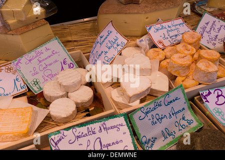 Regionale Käsespezialitäten auf Verkauf am Freitag Richard Lenoir-Markt, Paris, Frankreich Stockfoto