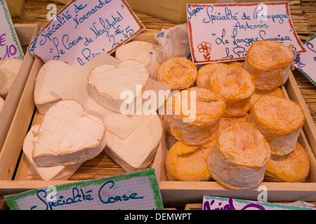 Regionale Käsespezialitäten auf Verkauf am Freitag Richard Lenoir-Markt, Paris, Frankreich Stockfoto