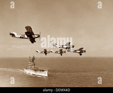 Royal Navy Flugzeugträger und Doppeldecker möglicherweise der 1920er Jahre Stockfoto