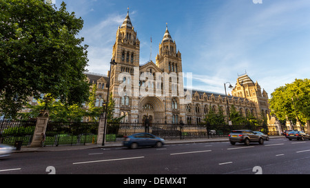 LONDON - ca. 2013: Front Eingang National History Museum in South Kensington, mit Verkehr während des Tages Stockfoto