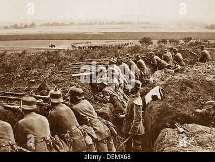Deutsche Infanterie in einem Graben während WW1 Stockfoto