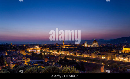 FLOENCE - ca. 2013: Panorama am Piazzale Michelangelo von Florenz in der Nacht nach Sonnenuntergang Stockfoto