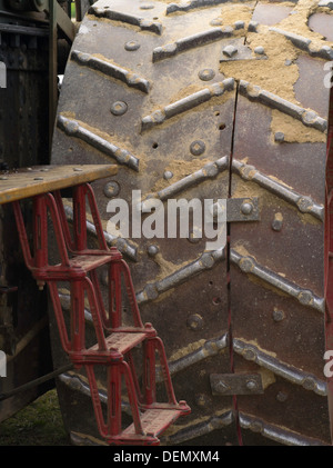 Blick auf Schritt und Hinterrad mit Ösen, antike J.I Fall Dampftraktor; Rock River Thresheree, Edgerton, WI; 2. September 2013 Stockfoto