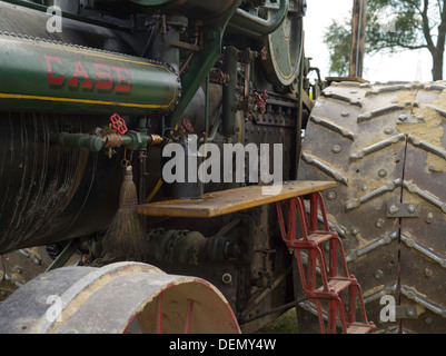 Blick auf Schritt und Hinterrad mit Ösen, antike J.I Fall Dampftraktor; Rock River Thresheree, Edgerton, WI; 2. September 2013 Stockfoto