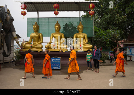 Buddhistische Mönche vorbei Statuen im Sop Ruak im Goldenen Dreieck Thailand Asien Stockfoto