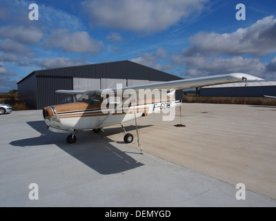Die Cessna 172 RG, die Bezeichnung F-GDHI, wurde in Fontenay le Comte aufgenommen. Dieses leichte Flugzeug, bekannt für sein einziehbares Fahrwerk, wird für allgemeine Luftfahrt und Flugtraining eingesetzt. Stockfoto