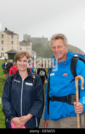 Criccieth Schloß, Gwynedd, Wales. 21. September 2013. Frau William Robinson (links) und Jan Koops (rechts) zu Fuß 5. Etappe der "Walk in Wales" Charity walk Ansatz Criccieth Schloß, Gwynedd. Die 870 Meile zu Fuß wird durchgeführt, 50 Welsh Guards im aktiven Dienst seit dem 2. Weltkrieg getötet und um Spenden für die Welsh Guards Afghanistan Attraktivität und Combat Stress todays Spaziergang widmet sich Lance Corporal A Burke, getötet in Aktion auf RFA Sir Galahad am 8. Juni 1982, mit 23 Jahren zu erinnern. Stockfoto