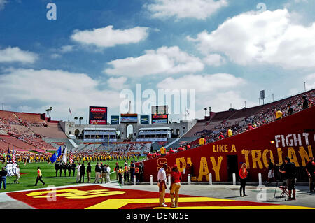 Los Angeles, CA. 21. September 2013. Die Los Angeles Coliseum vor dem NCAA Football-Spiel zwischen den USC Trojans und die Utah State Aggies am Kolosseum in Los Angeles, Kalifornien. Bildnachweis: Louis Lopez/CSM/Alamy Live-Nachrichten Stockfoto